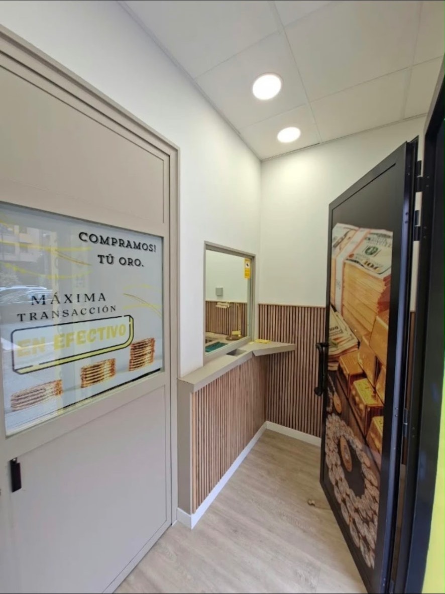 Entrada e interior de Oro Norte Logroño con el rótulo Compramos tu oro