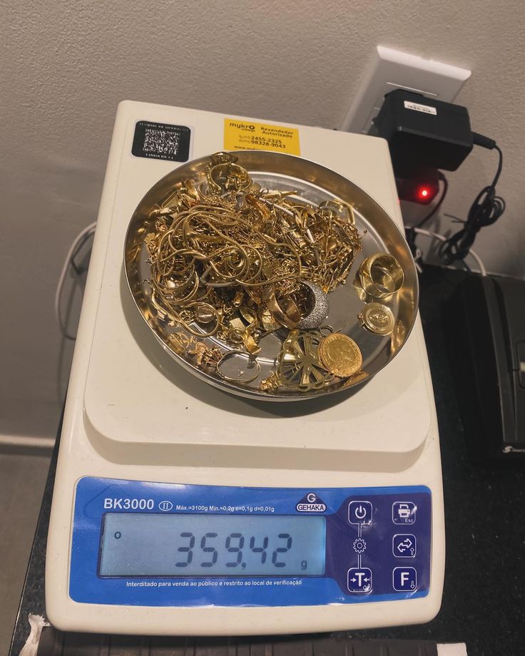 Joyas de oro junto a una báscula de precisión